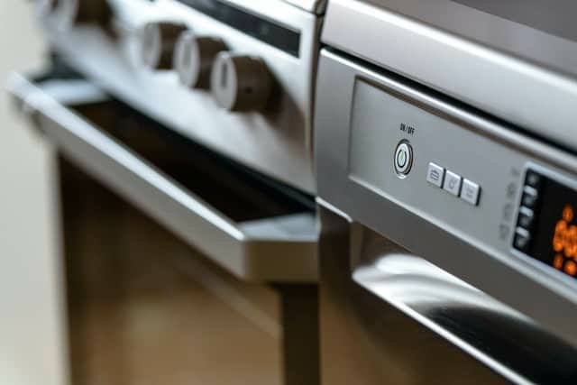 不锈钢烤箱照片，包括一个传感器